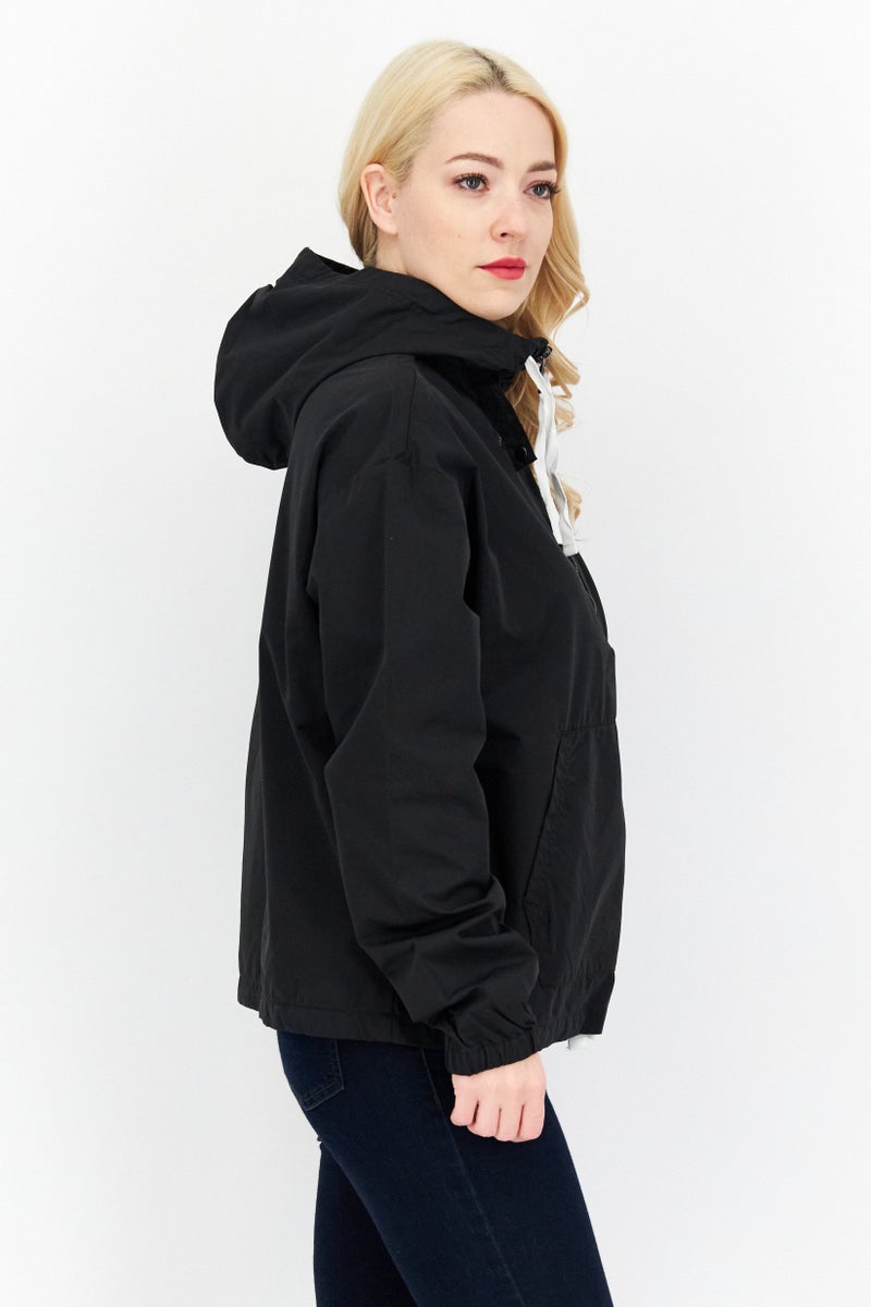 Lyle & Scott جاكيت واقي من الرياح مزين بشعار للنساء، أسود - Image 3